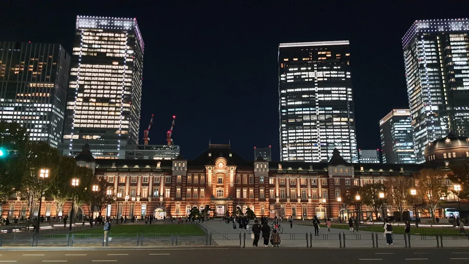 夜色中的東京車站紅磚站體與周邊高樓