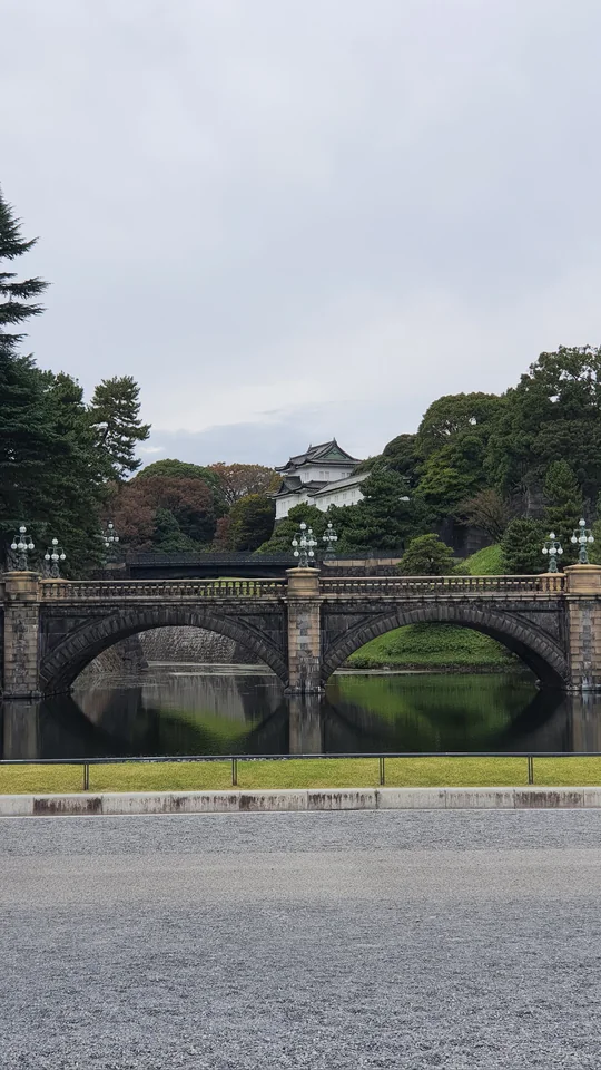 二重橋、石牆與水面倒影的直式構圖