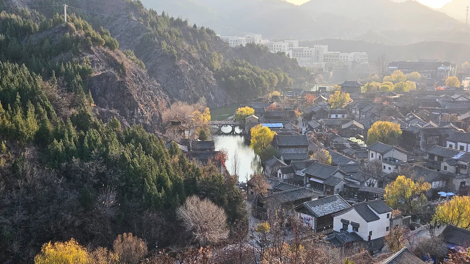 深秋古北水鎮與遠方司馬台長城山脊