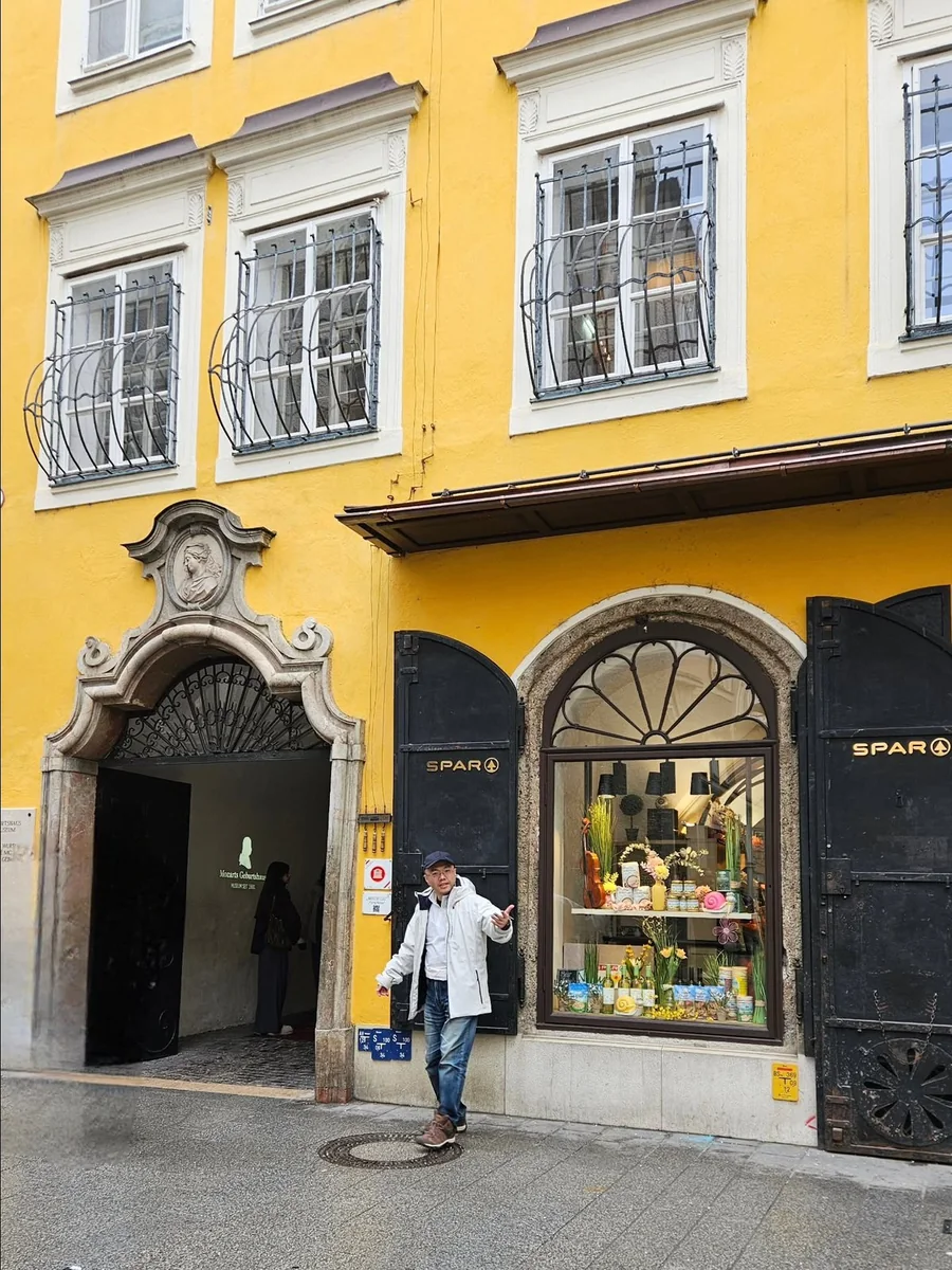 薩爾斯堡老城黃色建築與旅人