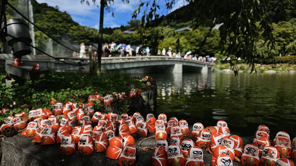 勝尾寺池畔與達摩,背景開始出現遊客