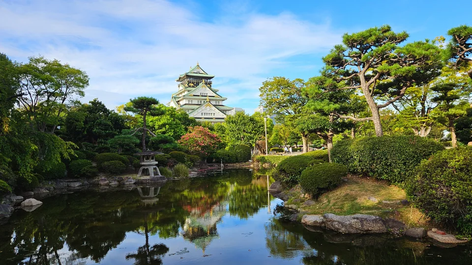 大阪城與本丸日本庭園倒影